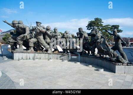 Das kriegerdenkmal von Korea, vor dem War Memorial Museum, Seoul, Südkorea. Stockfoto