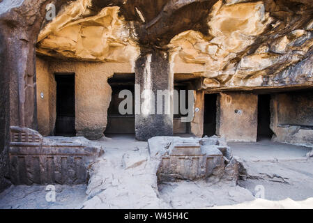 Höhle, 12 bis 14, einfache Zellen mit Rock-cut Bänke, Nasik, Maharashtra. Stockfoto