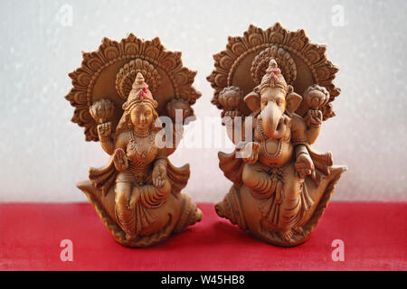 Skulptur von Lakshmi und Ganesha Stockfoto