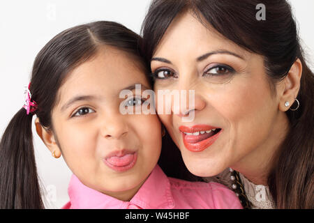 Porträt einer Familie, die aus ihren Zungen ragt Stockfoto