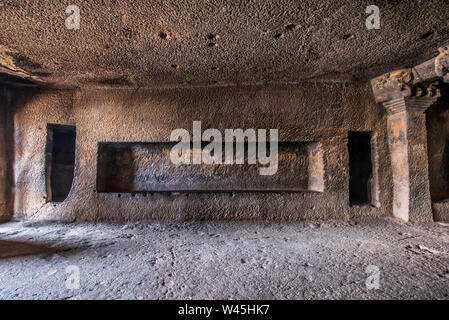 Cave 17, Innenansicht, linke Wand zeigt eine lange Nische mit Zellen, die entweder auf Ort, Nasik, Maharashtra. Stockfoto