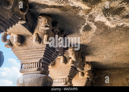 Cave 17, Innenansicht von der Veranda, Säulen, Tiger und Elefanten Reiter über den Kapitalien, Nasik, Maharashtra. Stockfoto