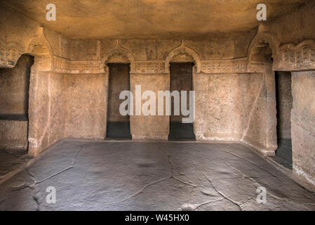 Cave 19, Innenansicht, Mönch Zellen mit Miniatur chaitya Bögen und vedika Muster, Nasik, Maharashtra. Stockfoto