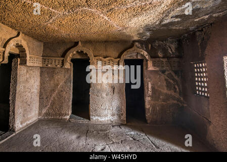 Cave 19, Innenansicht, rechte Seite Mönch Zellen mit Miniatur chaitya Bögen und vedika Muster, Nasik, Maharashtra. Stockfoto