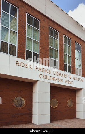 Runde bronze Medaillons zeigen Bürgerrecht Momente in der Kunst an der äußeren Mauer angebracht, um die Rosa Parks Library and Museum, Kinder- Flügel in Montgom Stockfoto