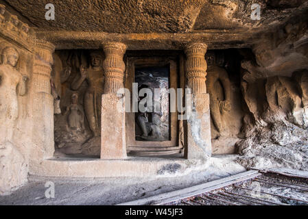 Cave 23, Buddha im Heiligtum in pralambapadasa mit dharmachakra pravartana Mudra oder Lehre Haltung sitzt, Pandavleni Höhlen, Nasik, Maharashtra. Stockfoto