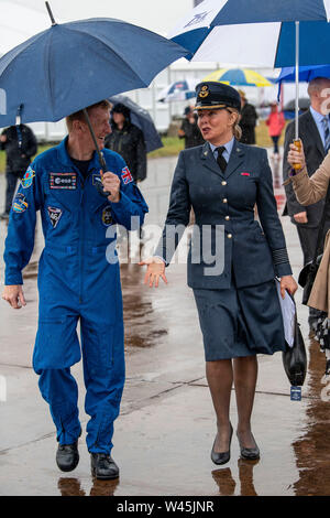 Astronauten Tim Peake und Carol Vorderman der Regen in Uniform tapfer an der Royal International Air Tattoo an RAF Fairford in Gloucestershire. Stockfoto