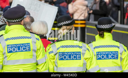 Ansicht der Rückseite drei uniformierte Metropolitan Police Officers in London, England Stockfoto