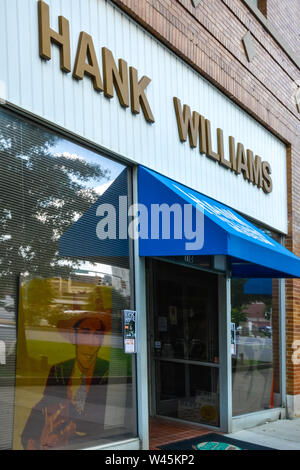 Overhead unterzeichnen und blauen Markise am Eingang der historischen alten Gebäude jetzt Gehäuse der Hank Williams Museum in Montgomery, AL, USA Stockfoto