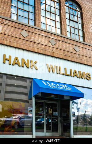 Overhead unterzeichnen und blauen Markise am Eingang der historischen alten Gebäude jetzt Gehäuse der Hank Williams Museum in Montgomery, AL, USA Stockfoto