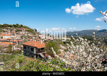 Blick auf Bergdorf, Baltessiniko in Arcadia, Peloponnes, Griechenland Stockfoto