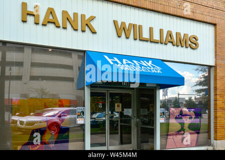 Overhead unterzeichnen und blauen Markise am Eingang der historischen alten Gebäude jetzt Gehäuse der Hank Williams Museum in Montgomery, AL, USA Stockfoto