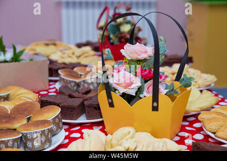 Gelbes Papier Blumenstrauß der frischen Rot, Rosa Rosen. Gelbes Papier Blumenstrauß aus den vielfarbigen Rosen. Rosa, rote Blume bild Nahaufnahme im Bouquet. Stockfoto