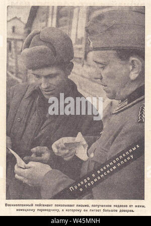 Kriegsgefangenenlager Leutnant zeigt kürzlich einen Brief von seiner Frau erhalten. Die Wahrheit über Kriegsgefangene in deutscher Gefangenschaft. Foto aus der Zeitung von den 1940er Jahren. Stockfoto