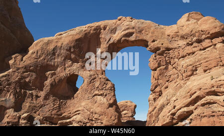 Low Angle Shot Der Turret Arch in Utah Stockfoto