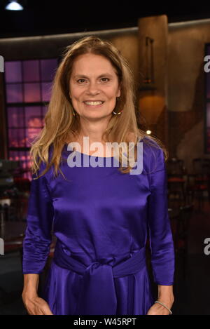 Köln, Deutschland. 19 Juli, 2019. Tv-Koch und EU-Politiker Sarah Wiener zu Gast auf der WDR-Talkshow "Kölner Treff". Credit: Horst Galuschka/dpa/Alamy leben Nachrichten Stockfoto