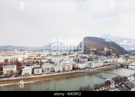 Ein Winter Blick über die Salzach, Salzburg. Im Hintergrund kann man Kapuzinerberg, einem Hügel am östlichen Ufer der Salzach. Stockfoto