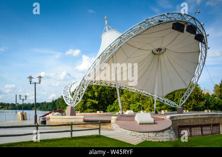 Die schönen weißen skulpturale Amphitheater Bühne am Riverwalk Park auf den Alabama River in Montgomery, AL Stockfoto