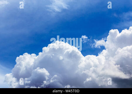 Regelmäßige Sommer am Nachmittag Wolken am blauen Himmel bei Tageslicht in Kontinentaleuropa. In der Nähe Schuß Witz Teleobjektiv Stockfoto