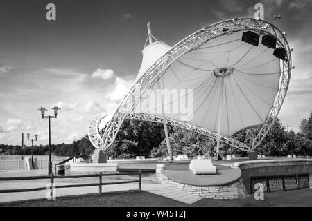 Die schönen weißen skulpturale Amphitheater Bühne am Riverwalk Park auf den Alabama River in Montgomery, AL, in Schwarz und Weiß Stockfoto