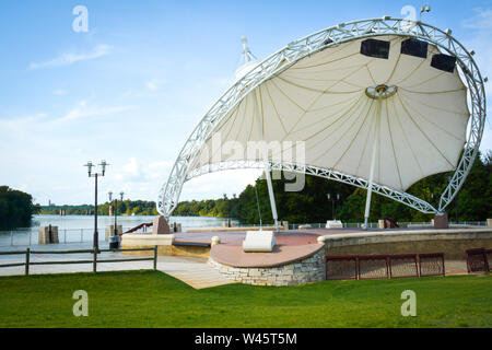 Die schönen weißen skulpturale Amphitheater Bühne am Riverwalk Park auf den Alabama River in Montgomery, AL Stockfoto