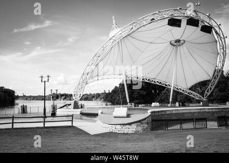 Die schönen weißen skulpturale Amphitheater Bühne am Riverwalk Park auf den Alabama River in Montgomery, AL Stockfoto