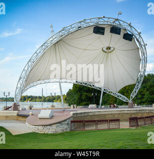 Die schönen weißen skulpturale Amphitheater Bühne am Riverwalk Park auf den Alabama River in Montgomery, AL, Stockfoto