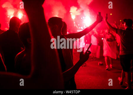 Algerischen Fans feiern nach dem Ende des 2019 Afrika Cup der Nationen (CAN) abschließende Fußballspiel zwischen Algerien und Senegal, Lyon, Frankreich Stockfoto