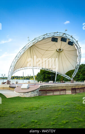 Die schönen weißen skulpturale Amphitheater Bühne am Riverwalk Park auf den Alabama River in Montgomery, AL, Stockfoto