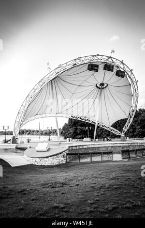 Die schönen weißen skulpturale Amphitheater Bühne am Riverwalk Park auf den Alabama River in Montgomery, AL, Schwarz und Weiß Stockfoto