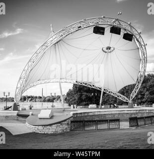 Die schönen weißen skulpturale Amphitheater Bühne am Riverwalk Park auf den Alabama River in Montgomery, AL, in Schwarz und Weiß Stockfoto