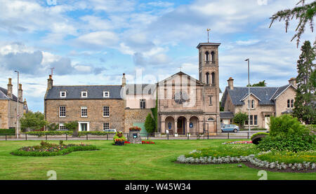 FORRES Moray in Schottland ST JOHNS KIRCHE VICTORIA ROAD IM SOMMER DIE GÄRTEN VON GRANT PARK IM VORDERGRUND. Stockfoto