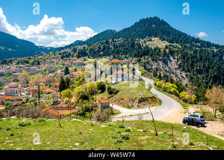 Blick auf Bergdorf, Baltessiniko in Arcadia, Peloponnes, Griechenland Stockfoto