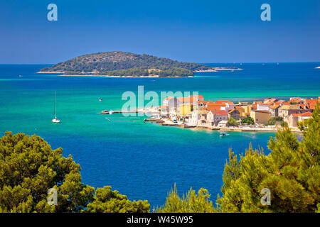 Insel Krapanj Antenne Panoramablick, Meer schwamm Ernte Dorf, Archipel von Sibenik Kroatien Stockfoto