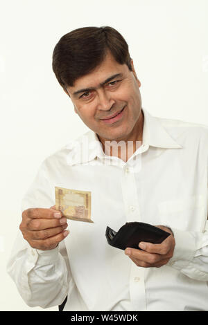 Porträt eines Geschäftsmannes mit fünfhundert Rupien Banknote Stockfoto