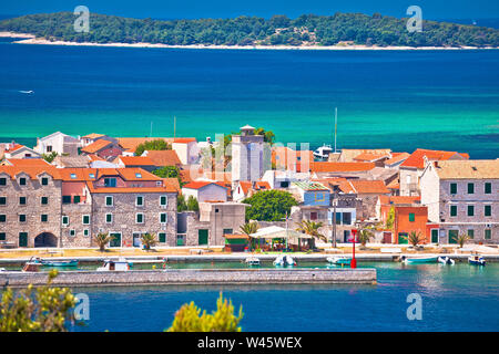 Insel Krapanj Dorf Antenne Panoramablick, Meer schwamm Ernte Dorf, Archipel von Sibenik Kroatien Stockfoto