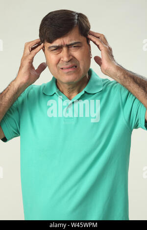 Mann leidet unter Kopfschmerzen Stockfoto