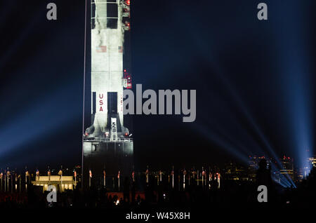 Washington DC, USA. Juli 2019 19. Das Lincoln Memorial leuchtet hinter die Basis eines Lebens - Größe, 363 ft. Saturn V Rakete auf den Osten Gesicht des Washington Monument projiziert. Der Saturn Video Projektion wurde durch das National Air und Space Museum zu Ehren des 50. Jahrestags der Mondlandung von Apollo 11 in Betrieb genommen. Quelle: Tim Thulson/Alamy Leben Nachrichten. Stockfoto