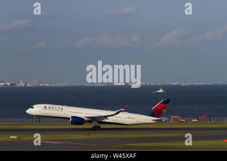 Ein Airbus A350-941 von Delta Airlines hebt vom Haneda Airport, Tokio, Japan ab. Stockfoto