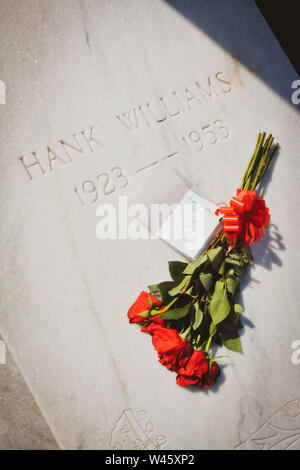 Ein welken Strauß roter Rosen mit einer Karte lesen "Happy Birthday Papa, ich liebe Dich, Jett', auf dem Grabstein von Hank Williams, Sr., in Montgomery, AL Stockfoto