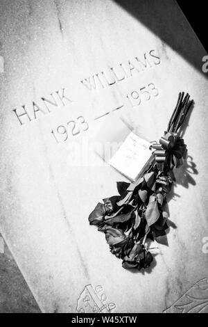 Ein welken Strauß roter Rosen mit einer Karte lesen "Happy Birthday Papa, ich liebe Dich, Jett', auf dem Grabstein von Hank Williams, Sr., in Montgomery, AL Stockfoto