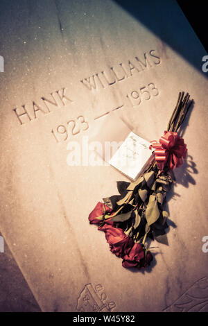 Ein welken Strauß roter Rosen mit einer Karte lesen "Happy Birthday Papa, ich liebe Dich, Jett', auf dem Grabstein von Hank Williams, Sr., in Montgomery, AL Stockfoto