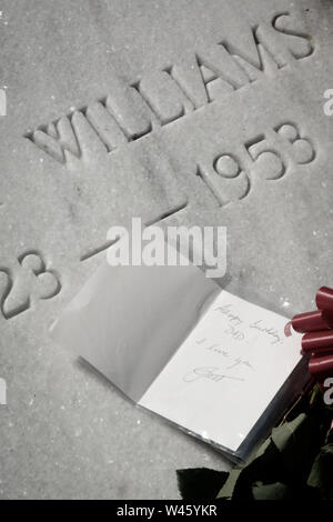 Ein welken Strauß roter Rosen mit einer Karte lesen "Happy Birthday Papa, ich liebe Dich, Jett', auf dem Grabstein von Hank Williams, Sr., in Montgomery, AL Stockfoto