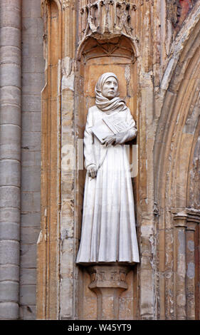 Eine Statue von Juliana von Norwich von David Holgate vom Westen Tür der anglikanischen Kathedrale von Norwich, Norfolk, England, Vereinigtes Königreich, Europa. Stockfoto