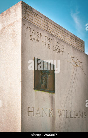Ein Zitat aus einem Lied auf einer Marmor Grabstein und ein bronzenes Flachrelief Plakette von Hank Williams Sr., Montgomery, AL USA Stockfoto