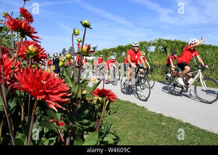 Heilbronn, Deutschland. 20. Juli 2019. Der ehemalige Radrennfahrer Ortwin Czarnowski (2. von rechts) Startet eine über 700 km lange Schule Fahrrad tour mit dem Titel "rollendes Klassenzimmer" von Heilbronn nach Berlin auf dem Gelände der Bundesgartenschau 30 Jahre nach dem Fall der Berliner Mauer. Die Radtour führt Sie an Orte, die Geschichte in der DDR geschrieben haben und endet am 28. Juli in Berlin. Foto: Bernd Weißbrod/dpa/Alamy leben Nachrichten Stockfoto