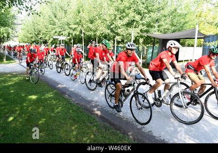 Heilbronn, Deutschland. 20. Juli 2019. Der ehemalige Radrennfahrer Ortwin Czarnowski (3. von rechts) Startet eine über 700 km lange Schule Fahrrad tour mit dem Titel "rollendes Klassenzimmer" von Heilbronn nach Berlin auf dem Gelände der Bundesgartenschau 30 Jahre nach dem Fall der Berliner Mauer. Die Radtour führt Sie an Orte, die Geschichte in der DDR geschrieben haben und endet am 28. Juli in Berlin. Foto: Bernd Weißbrod/dpa/Alamy leben Nachrichten Stockfoto