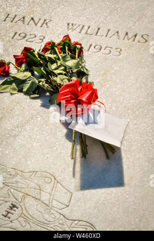 Ein welken Strauß roter Rosen mit einer Karte lesen "Happy Birthday Papa, ich liebe Dich, Jett', auf dem Grabstein von Hank Williams, Sr., in Montgomery, AL Stockfoto