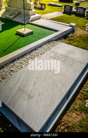 Der Grabstein von Hank Williams' Mutter, Lillian Skipper Williams, ruht an der Seite von Hank Williams' Grab, ein Land, das Symbol "Musik", in Montgomery, AL, USA Stockfoto