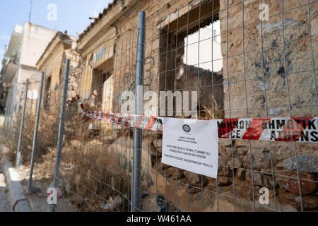 Athen, Griechenland. 20. Juli 2019. Ein Zeichen wird vor einem verfallenen Gebäude Warnung der Bevölkerung vor der Gefahr von innen Eingabe gesehen. Sie schildern in alten Gebäuden nach dem berichteten Zusammenbruch eines Gebäudes nach einem Erdbeben von magniture 5.3 Athen am Freitag schüttelt. Credit: SOPA Images Limited/Alamy leben Nachrichten Stockfoto